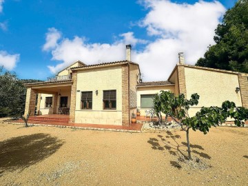 House 4 Bedrooms in Castalla