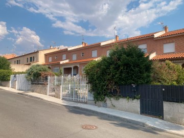 House 4 Bedrooms in Argés