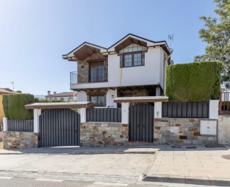 House 4 Bedrooms in Urbanizaciones