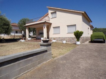 House 4 Bedrooms in Tordera