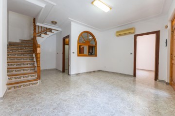 House 3 Bedrooms in Faura