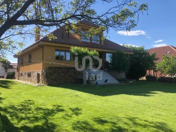 Maison 5 Chambres à Villaturiel