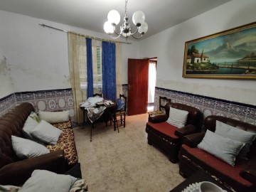 House 4 Bedrooms in La Pueblanueva