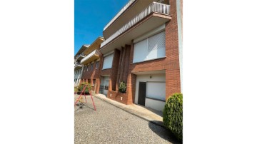 House 4 Bedrooms in Olot