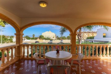 House 4 Bedrooms in Platja de Oliva