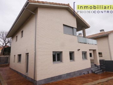 House 4 Bedrooms in Estación Portazgo