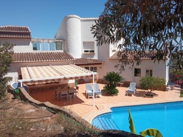 House 5 Bedrooms in Monte Corona