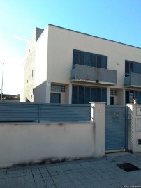 House 3 Bedrooms in Abrera