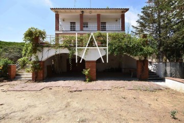 House 5 Bedrooms in Victor Font Gual