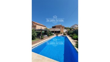 House 4 Bedrooms in Casarrubios del Monte