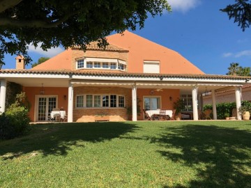 House 5 Bedrooms in Benagolf