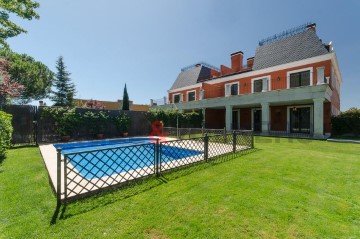 House 5 Bedrooms in Moncloa