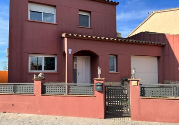 House 4 Bedrooms in Torroella de Fluvià