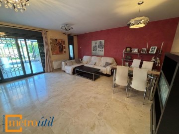 House 4 Bedrooms in Villares de la Reina