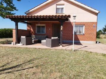 House 4 Bedrooms in Fuentes de Carbajal