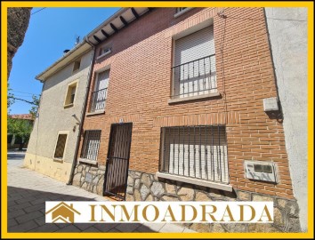 House 4 Bedrooms in La Adrada