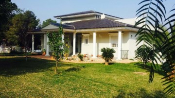 House 3 Bedrooms in Pinar