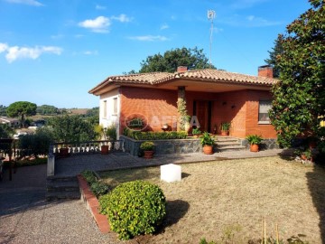 House 4 Bedrooms in Ca L'Esmandia