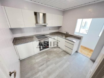 Apartment 3 Bedrooms in Casc Urbà