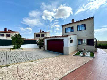 House 4 Bedrooms in Urbanización la Almunia