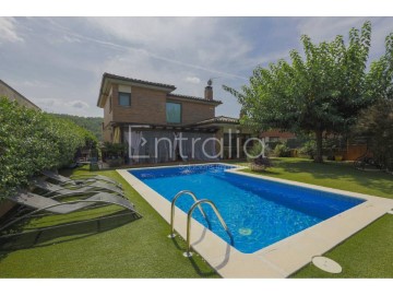 House 4 Bedrooms in Celrà