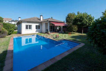 House 4 Bedrooms in Les Pungoles