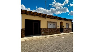 House 3 Bedrooms in Consuegra