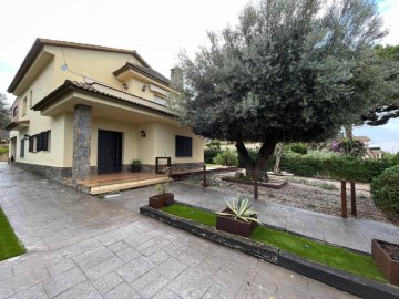 House 4 Bedrooms in Els Lladoners