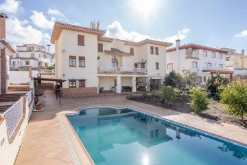 House 6 Bedrooms in Barrio de la Vega