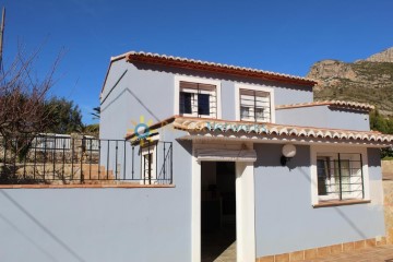 House 2 Bedrooms in Barx