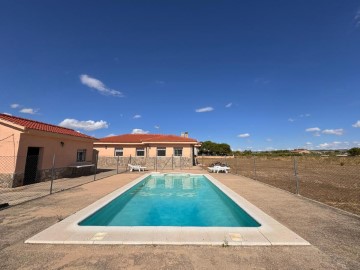 House 4 Bedrooms in Algarga