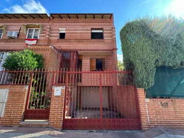 House 4 Bedrooms in Reyes Católicos