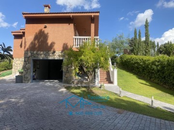 House 4 Bedrooms in Santa Leonor