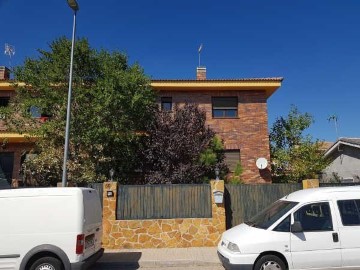 House 4 Bedrooms in Colmenarejo