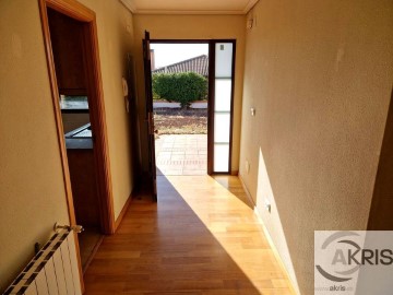 House 3 Bedrooms in Layos