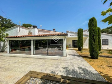 House 4 Bedrooms in Veinat de Baix