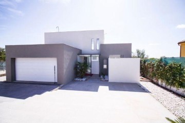 House 4 Bedrooms in Mejorada del Campo