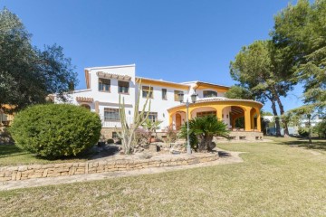 House 5 Bedrooms in Beniarjó