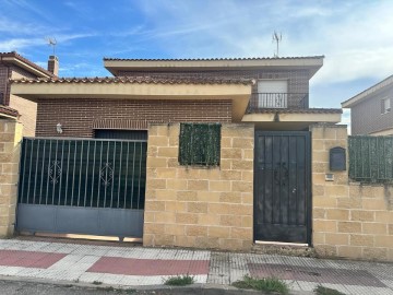 House 4 Bedrooms in Carranque