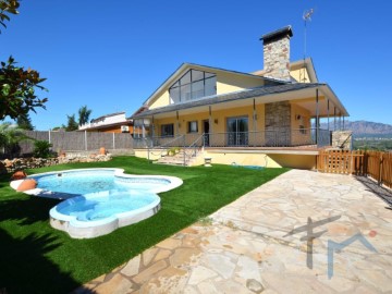 House 4 Bedrooms in Masquefa