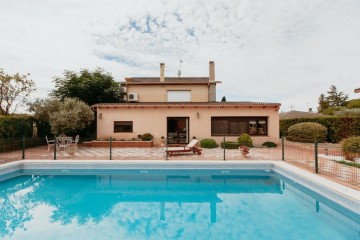 House 5 Bedrooms in El Saso