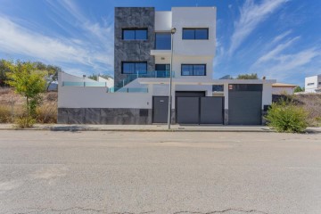 House 4 Bedrooms in Atarfe