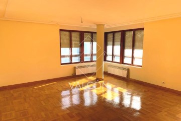 Apartment 4 Bedrooms in Burgos Centro