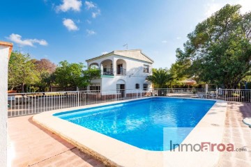 House 5 Bedrooms in Los Pinares-La Masía