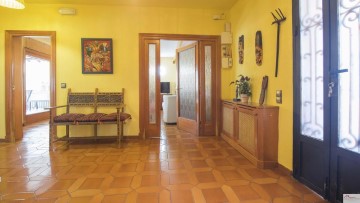 House 4 Bedrooms in Camarena