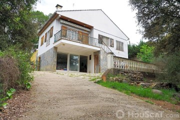 House 7 Bedrooms in Vilobí d'Onyar