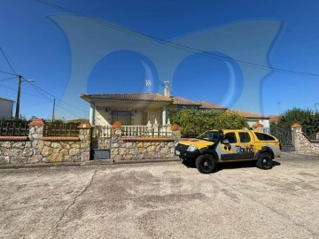 House 4 Bedrooms in Parada de Arriba