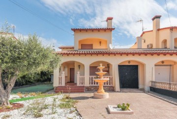 House 3 Bedrooms in Port-Roma