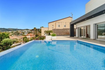 House 4 Bedrooms in Teià