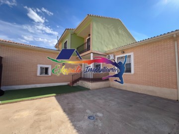 House 4 Bedrooms in Lillo